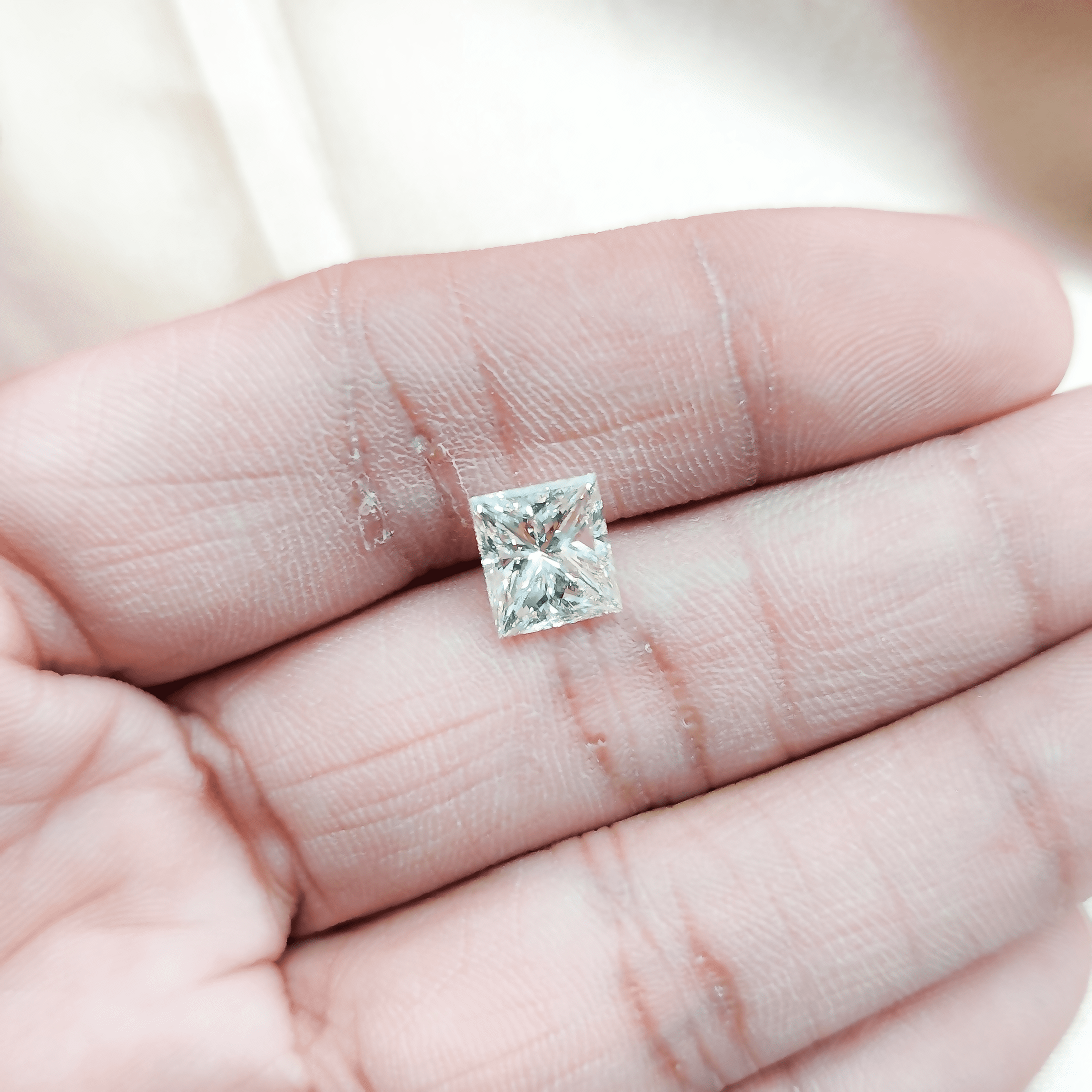 https://d18d28z96ktkch.cloudfront.net/web/production/uploads/gallery/products/e88be1b4-e8ad-4900-9daa-c34ad73526e6/Loose stone princess cut11.png